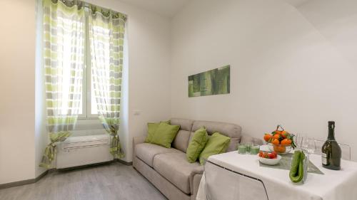 米蘭的住宿－Vespri Apartments，客厅配有沙发和桌子