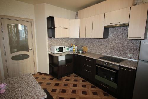 スィクティフカルにあるComfort Apartments Timanの小さなキッチン(白いキャビネット、電子レンジ付)