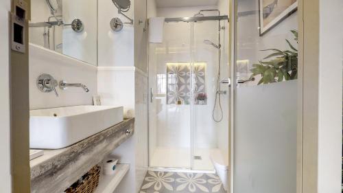 a bathroom with a sink and a shower at Bright and new- 2Bd 2Bth- Conde de Torrejon in Seville