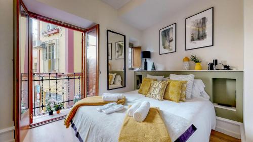 a bedroom with a large bed and a window at Bright and new- 2Bd 2Bth- Conde de Torrejon in Seville