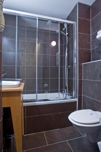 Bilik mandi di Kyriad Dijon Est Mirande