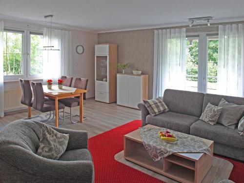 een woonkamer met een bank en een tafel bij Ferienwohnung in der Nähe des Skigebietes in Willingen