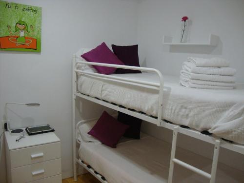 a bunk bed with towels on top of it at Calle Ansoleaga a 100 mts del Ayuntamiento in Pamplona
