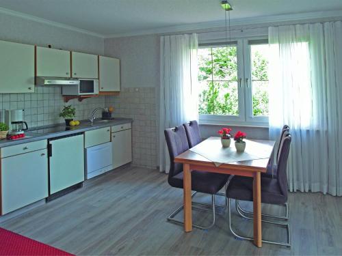 een keuken en eetkamer met een tafel en stoelen bij Ferienwohnung in der Nähe des Skigebietes in Willingen