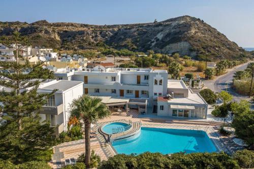 vista aerea su una villa con piscina di Irinna Hotel-Apartments a Faliraki