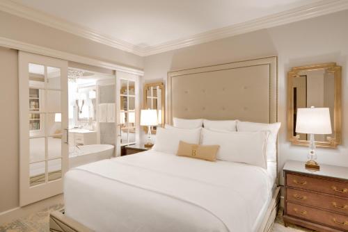 Una cama o camas en una habitación de Hotel Bennett Charleston