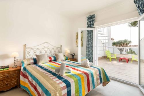 - une chambre avec un lit et une porte coulissante en verre dans l'établissement Villa Bonilla, à Nerja
