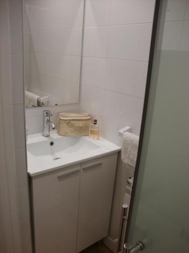 un baño con lavabo y espejo en Calle Ansoleaga a 100 mts del Ayuntamiento, en Pamplona