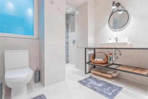 ein Badezimmer mit Toilette und Waschbecken in der Unterkunft Gunpost Suite in Valletta