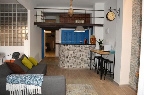 ein Wohnzimmer und eine Küche mit einem Sofa und einem Tisch in der Unterkunft Loft City Center+Free Parking in Sevilla