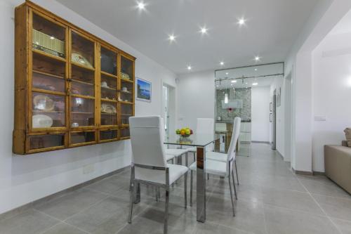 a dining room with a table and chairs at Apartment Assimetric - Only 100m to Beach in Alcudia