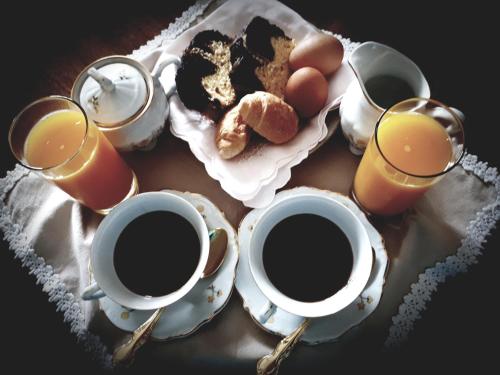 un tavolo con due tazze di caffè e uova di Vera Lilli a Limenas