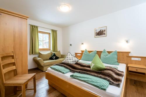 a bedroom with a large bed with green pillows at Appartement Einödberg in Mittersill