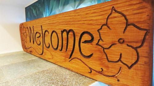 a wooden sign with the word welcome written on it at Hőforrás Wellness Vendégház in Egerszalók