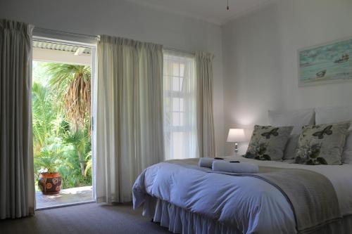 A bed or beds in a room at van Biljon Cottage No Loadshedding