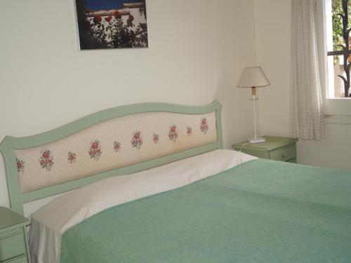 Schlafzimmer mit einem Bett mit einem grünen und rosa Kopfteil in der Unterkunft Tanderai in Lloret de Mar