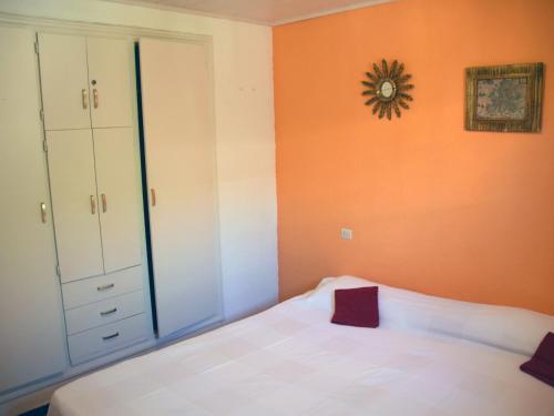 ein Schlafzimmer mit einem Bett und einer Uhr an der Wand in der Unterkunft Balu in Lloret de Mar