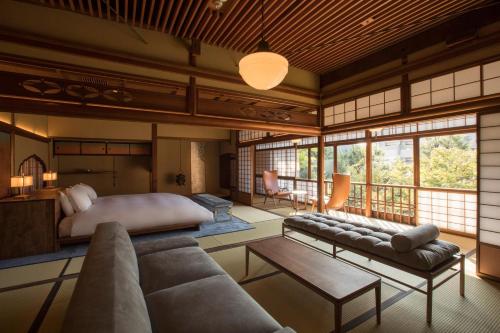 京都市にあるLuxury hotel SOWAKAのリビングルーム(ソファ、ベッド付)