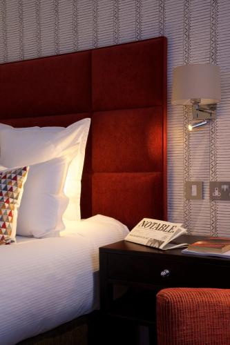 54 Queen's Gate Hotelにあるベッド