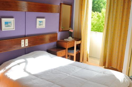 a bedroom with a white bed and a mirror at Residencial Moderna in Figueira da Foz