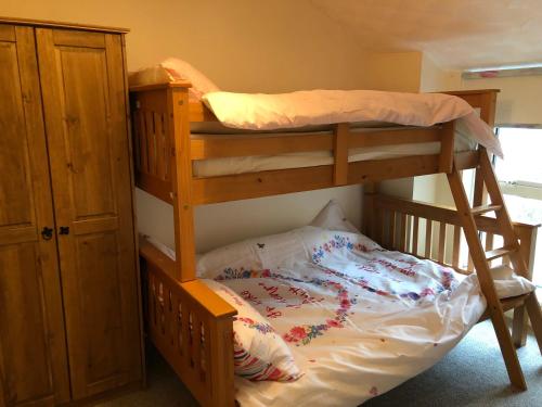 a bedroom with two bunk beds in a room at 11 Llainwen Isaf in Llanberis