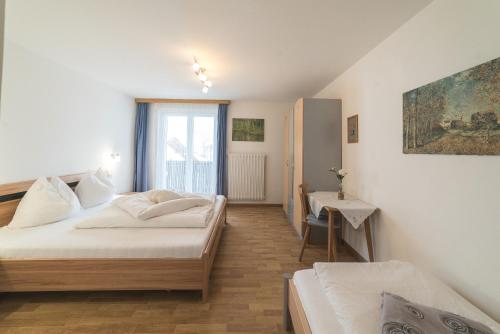 1 Schlafzimmer mit 2 Betten und einem Fenster in der Unterkunft Residence Ortlerhof in Prad am Stilfserjoch