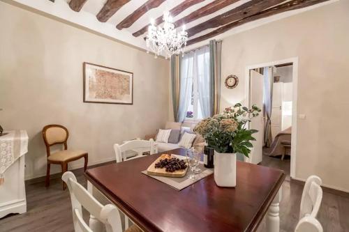 - une salle à manger avec une table et un gâteau dans l'établissement Le Jardin Du Marais, à Paris