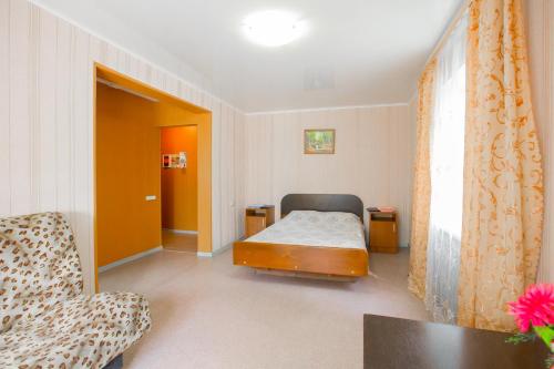 チャイコフスキーにあるКвартира на Мира, 14-36の小さなベッドルーム(ベッド1台、椅子付)