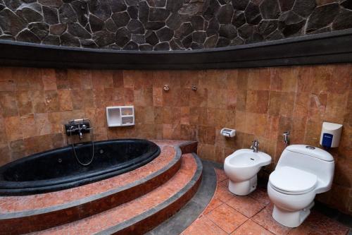 e bagno con vasca, servizi igienici e bidet. di Melva Balemong a Ungaran