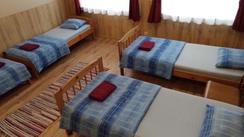 Habitación con 2 camas, mesa y sillas en Roosu Talu Accommodation, en Sulbi