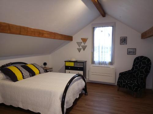 Un pat sau paturi într-o cameră la Chambres d'hôtes Toulaho