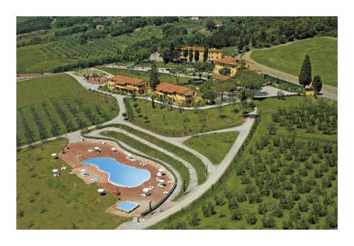 una vista aérea de un complejo con piscina en Agriturismo eco-bio Belmonte Vacanze, en Montaione