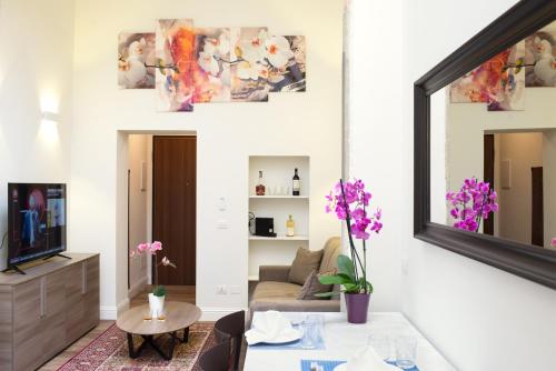 een woonkamer met een spiegel en een bank bij Bellavista Lux Ground Floor Apt in Florence