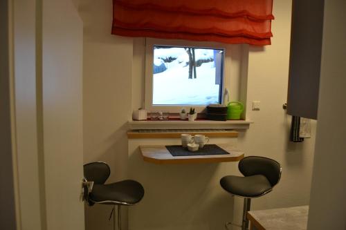 a bathroom with two chairs and a window at Fewo Auszeit zum Anspel in Medebach