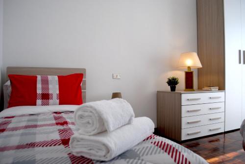 een slaapkamer met een bed met handdoeken erop bij Bnbook-Costantino in Rho