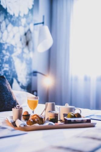 ポーにあるメルキュール ポー パレ デ スポーツの料理の皿とワインのグラスが置かれたテーブル