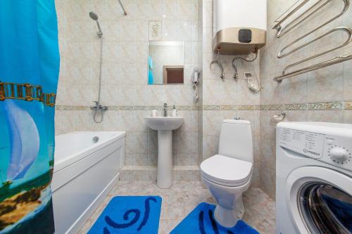 クラスノダールにあるПремиум апартаменты в центре Краснодараのバスルーム(トイレ、洗面台、洗濯機付)