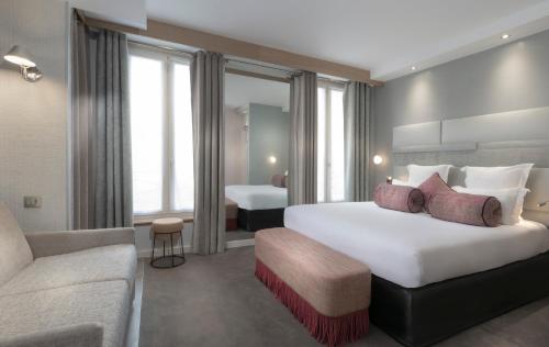 سرير أو أسرّة في غرفة في فندق دو كادرون