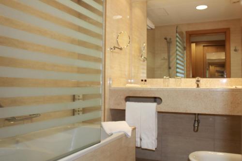 Ванна кімната в Hotel Caravelas