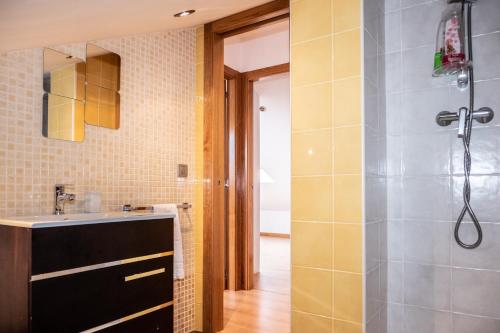 Ένα μπάνιο στο Apartamentos O Almacen