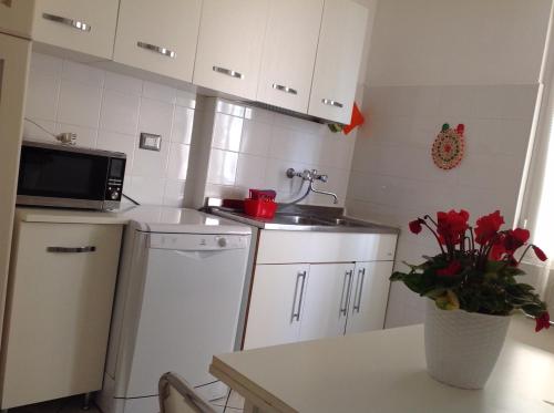 a small kitchen with a sink and a microwave at Partenope in Levanto