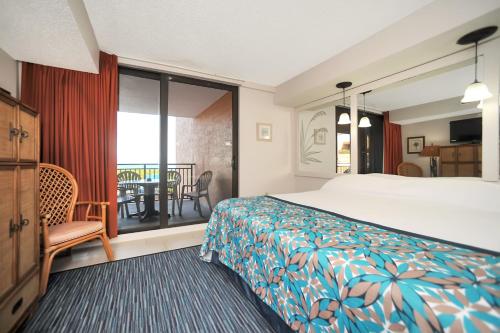 เตียงในห้องที่ Oceanique Resort by Capital Vacations