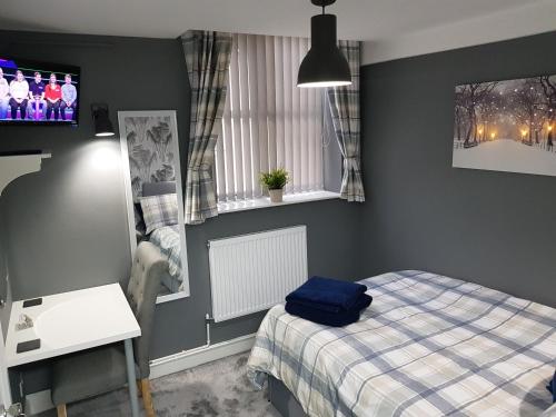 Schlafzimmer mit einem Bett, einem Waschbecken und einem Spiegel in der Unterkunft Chatterley House in Nottingham
