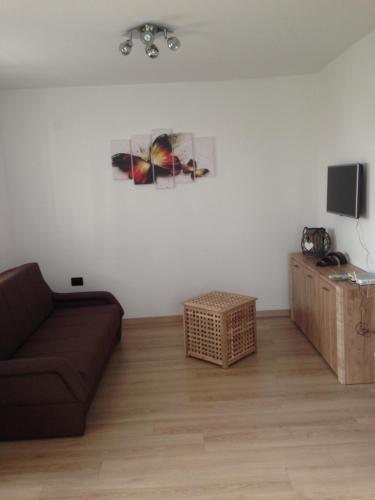 a living room with a couch and a table at Residence4a-Appartamento Bianco in Ravni