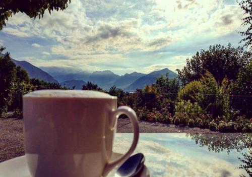 een kopje koffie zittend op een tafel met uitzicht bij Relaisfranciacorta in Corte Franca