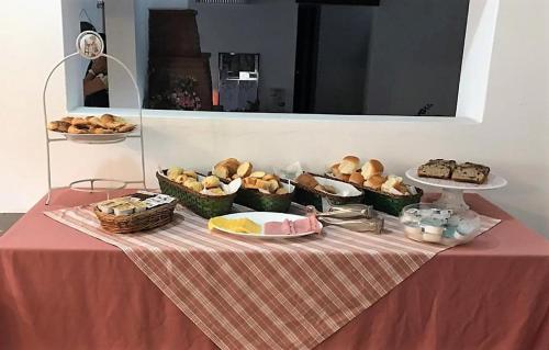 - une table recouverte de paniers de pain et de viennoiseries dans l'établissement HOSTERÍA SAJONIA, à Villa Gesell