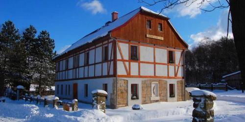 un gran edificio en la nieve con suelo cubierto de nieve en Holiday Home Usedlost Nový Svět en Růžová