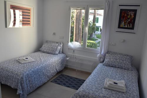 プラヤ・デル・イングレスにあるÁrea Ciudad Playa del Inglésのベッドルーム1室(ベッド2台、窓付)