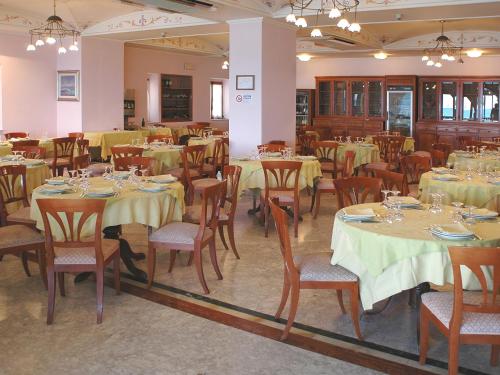 a dining room filled with tables and chairs at Hotel Il Mulino in Capo dʼOrlando