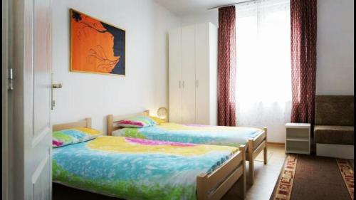 una camera da letto con due letti e una finestra di Beograd Admiral Apartments a Belgrado